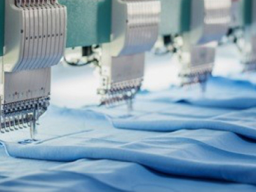 <p>源源不斷的國(guó)外訂單如雪片飛來(lái)，忙碌的時(shí)候，服裝廠(chǎng)里的工人京倉(cāng)需要日夜趕進(jìn)度</p>
