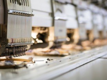 <p>源源不斷的國(guó)外訂單如雪片飛來(lái)，忙碌的時(shí)候，服裝廠(chǎng)里的工人京倉(cāng)需要日夜趕進(jìn)度</p>
