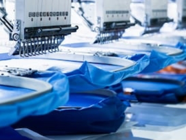 <p>源源不斷的國(guó)外訂單如雪片飛來(lái)，忙碌的時(shí)候，服裝廠(chǎng)里的工人京倉(cāng)需要日夜趕進(jìn)度</p>
